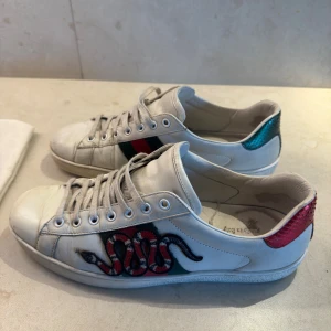 Gucci ace skor - Gucci ace skor | storlek: 44 | skick: 8/10 | retail: 7500kr | medföljer: dustbag | för fler frågor eller funderingar! Med vänlig hälsning, Näsets Resell 