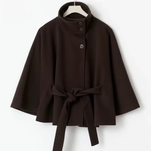 Poncho kappa - Säljer en brun ”belt cape jacket” från Ginatricot i storlek XS/S, endast använd en gång. Läger upp den igen då en ångrade sig💕först till kvar!