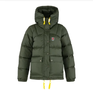 Grön dunjacka från Fjällräven i strorlek S/M SÄLJES - Snygg mörkgrön dunjacka från Fjällräven med huva och gula snören. Jackan har två stora fickor framtill, tryckknappar och dragkedja. Perfekt för kalla dagar och har en klassisk Fjällräven-logga på bröstet. Köptes helt ny förra året. Vill byta till en svart därav säljer jag den 