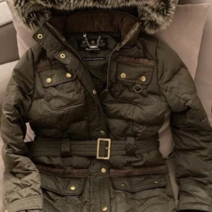 dunjacka från Barbour - Tidlöst klassikern från Barbour - dunjacka med typiska inslag av Manchester-tyget, fint skick. Kan även mötas i City; flera bilder ordnad gärna   Jacka / dunjacka / parkas / vinterjacka 