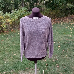 Guld glittrig stickad tröja  - Snygg beige stickad tröja från Havana med glittriga inslag av guld✨️🍂 Materialet är 85% bomull och 15% lurex, vilket gör den både mjuk och glittrig. Älskar men är lite för kort för mig som har långa armar! Gissar att den är storlek M, men passar mig som är s/m. Fint skick! Det är bara att skriva om man har frågor!😊💖