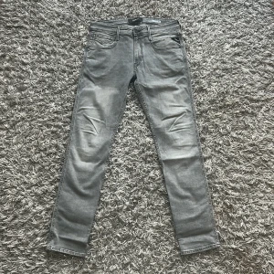 Replay Anbass  - Replay Anbass jeans | svin bra skick förutom en fläck vid vänstra ficka (går att ta bort | strl 31/32 | nypris 1799 | mitt pris 599 