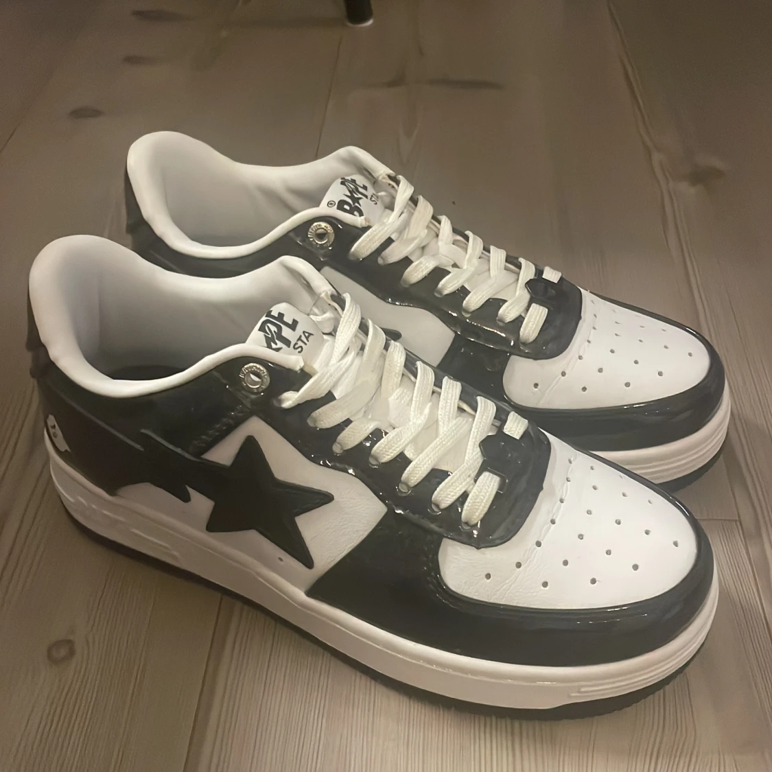 Svarta och vita Bape Sta sneakers