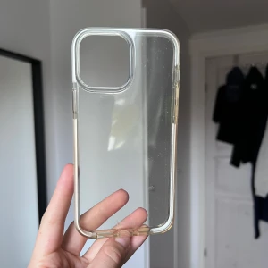 Transparent mobilskal - Säljer ett stilrent och genomskinligt mobilskal. Perfekt för att skydda din telefon utan att dölja dess design. Skalet har exakta utskärningar för knappar och kamera. Sparsamt använt. iPhone 13 Pro Max!