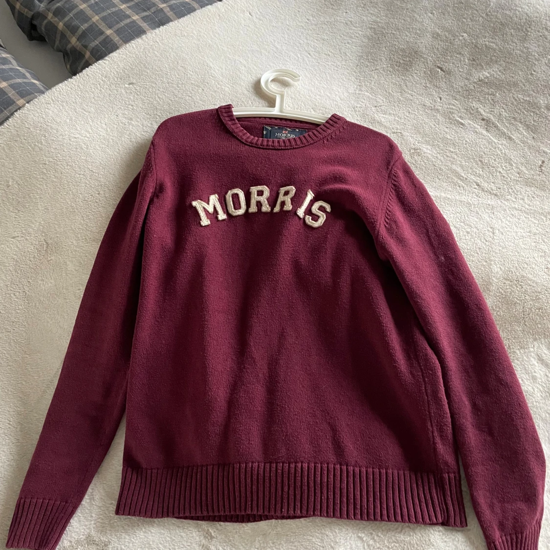 Vinröd stickad tröja från Morris