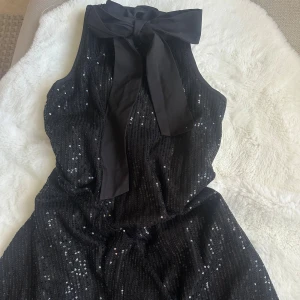 Glittrig miniklänning  - Superfin kort klänning med rosett🖤⭐️
