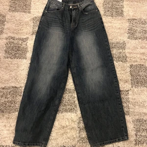 Mörkblå wide baggy jeans med låg midja - Oanvända, köpta nyligen. 