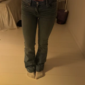 Blå bootcut jeans  - Snygga jeans från Gina tricot! De kommer aldrig till användning och är helt oanvända.. innerbenslämgden är 72cm och midjemåttet är 32cm. Skriv vid frågor❤️❤️pris kan diskuteras