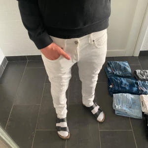 Dondup jeans George - Dondup Jeans George! Trendigaste jeansen på marknaden. Skick = 9,5/10 Nypris = 4000 kr Säljs för = 1199 kr