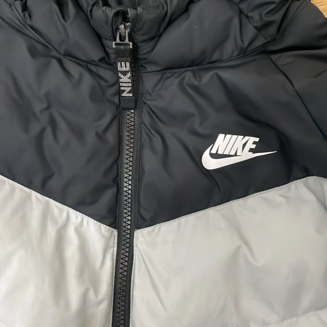 Svart och grå pufferjacka från Nike - 1