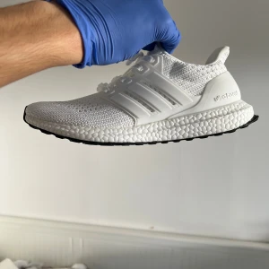 Adidas ultraboost skor - Använd 1 gång storlek 42 1/3  Nypris 2000+