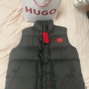 Svart dunväst från Hugo, storlek M - Svart HUGO väst. Helt ny och oanvänd! Nypris 2900kr. Kvitto finns. 