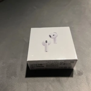 AirPods 4. kvitto finns! - Helt nya Apple AirPods 4 med aktiv brusreducering. Levereras i originalförpackning. Kvitto finns!