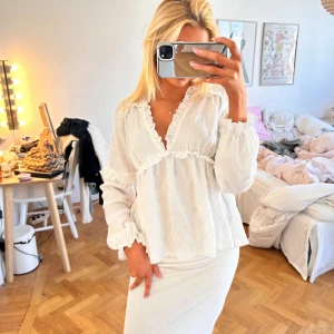 söt blus  - fin blus i nyskick 