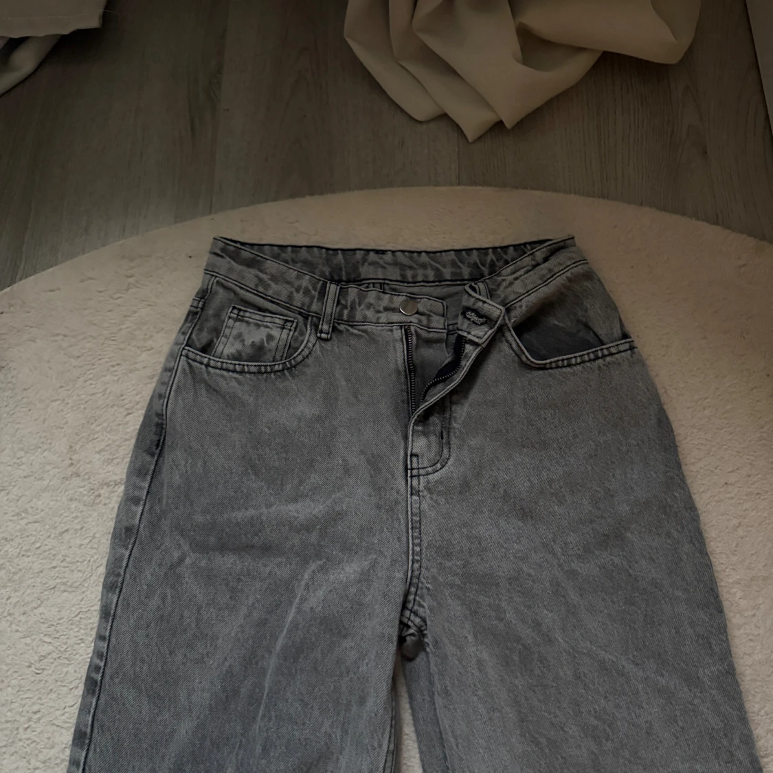 Gråa raka jeans  - 1