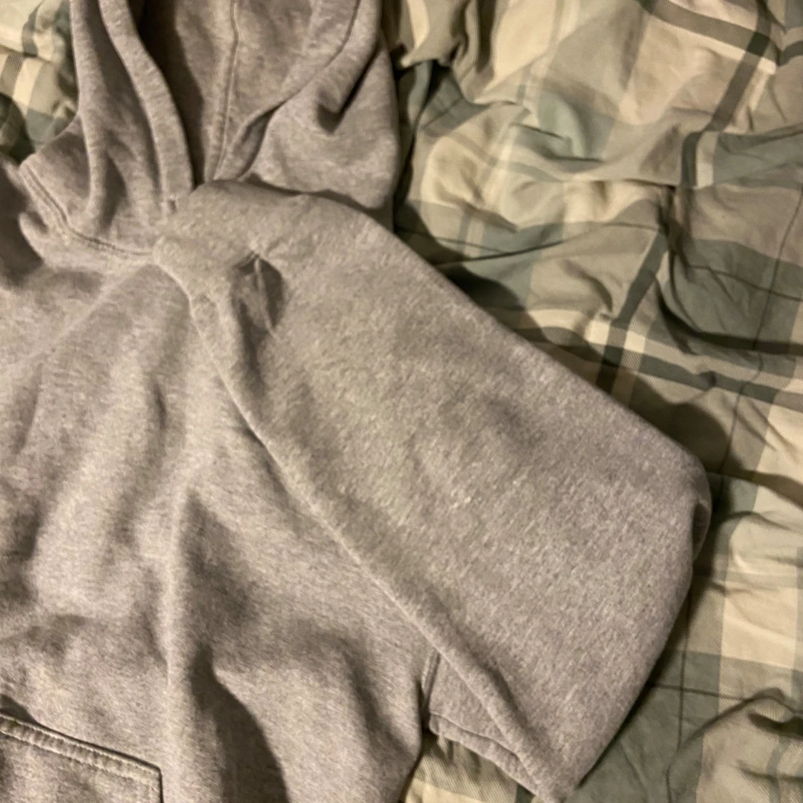 Grå basic hoodie med huva - 1