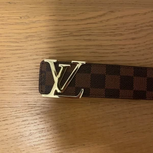 1v bälte brun och guld - Fick den som present och det går inte skriva namnet så jag behöver använda 1. Storlek 120cm, helt nytt, kan göra eget hål om det behövs