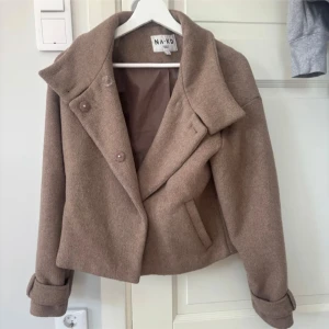 Beige kappa från NA-KD - Beige kappa från NA-KD.