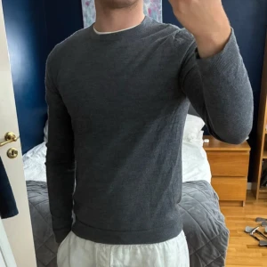 Stickad riley tröja - Varm sweatshirt med fin passform. 