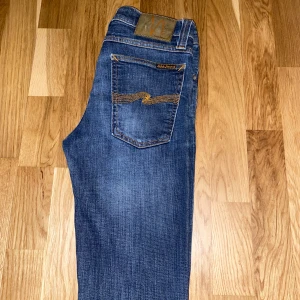 Blå jeans från Nudie Jeans W26 L34 - Snygga blå jeans från Nudie jeans!🤗Normal passform, storlek W26 L34!👍Skick 7,5/10, hör av er vid frågor!☺️