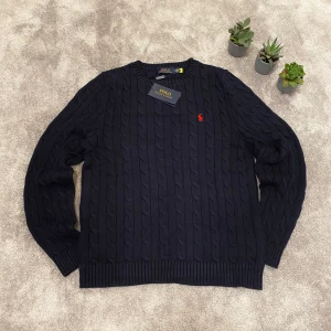 Svart Ralph lauren - Storlek Small men stor i storleken 👕 Aldrig använd🫧 Alla lappar är kvar 🏷️ Hittade den i garderoben så jag säljer den för lite fickpengar 💵  Skickar tröjan samma dag📦💨🚚 Välkommen att skicka ett erbjudande😁
