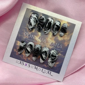 Noir(S);Medium Almond - Handmålade press-on naglar i svart och vitt med unika motiv av ansikten, ormar och spindel. Naglarna har en cool, edgy vibe och kommer i storlek S: 15 mm, 11,5 mm, 12 mm, 11 mm, 9 mm. Perfekt för dig som vill sticka ut med konstnärliga och detaljerade naglar.