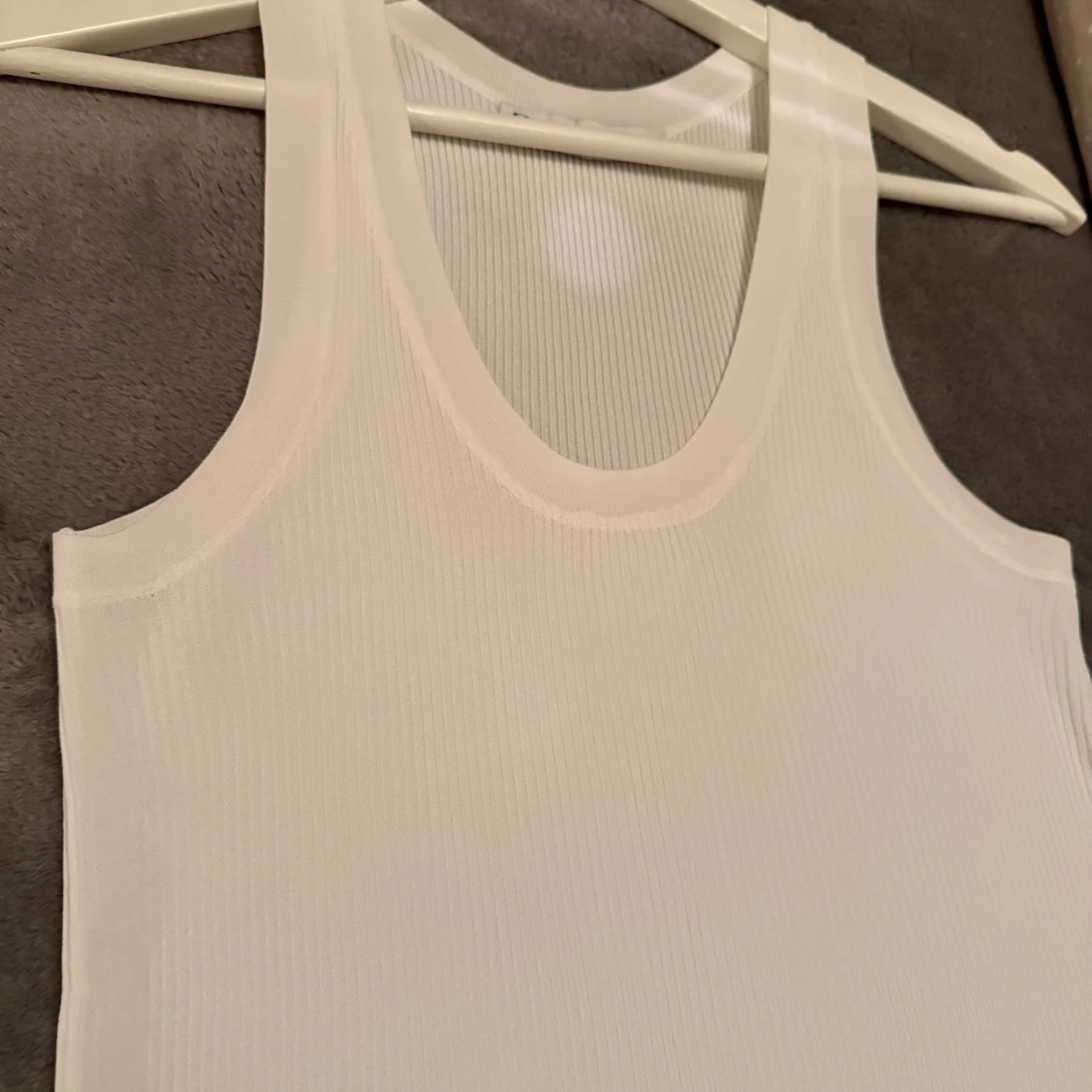 Ny vit ribbad topp från Zara.  - 2