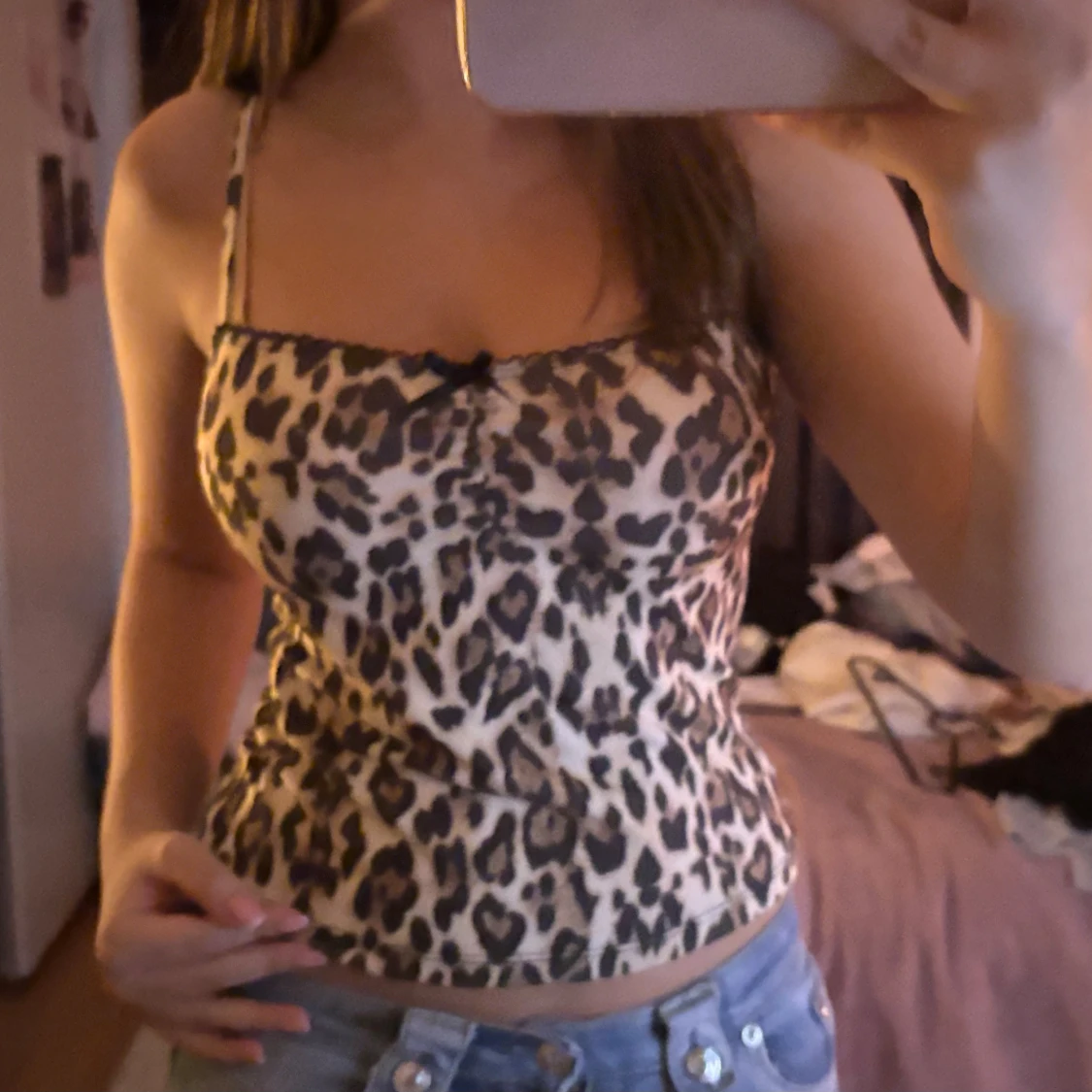 Leopardmönstrad linnetopp med rosett