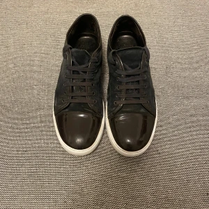 Lanvin cap toe - Säljer ett par lanvin cap toe skor i en en mörkblå/svart färg skorna är använda men har mycket kvar att ge. Du ser skicket på bilderna. Skorna är i strl Uk 8. Har skrivit att de är marinblå i beskrivning men det är mycket mörkt blå. Har använt mig av whitening cream på sulan för att få de vitare. Det ingår en påse.
