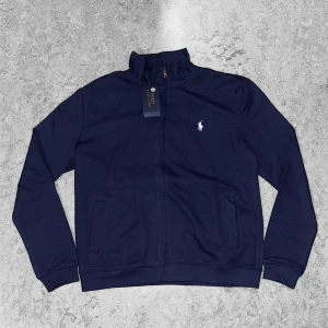 Ralph Lauren Kofta - Härlig oanvänd ralph lauren kofta. Perfekt för kommande hösten. Storlek M, prislapp följer med.