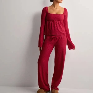 Julpyjamas - Röd pyjamas från Nelly i storlek XXS i båda delarna, helt ny, perfekt inför jul💕