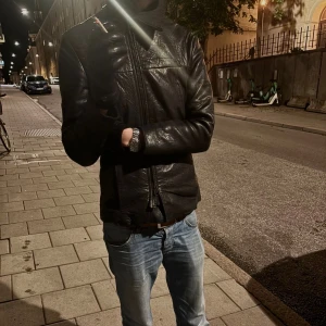 AW2010 Armani asymmetrical jacket  - Emporio Armani Asymmetrical Raw Black Leather Jacket är en runway grail.  Bars på Armani AW2010 fashion week i Milano. Dess experttillverkade yttre del i rått läder är classic för Armani, bra kvalité och snygg. Lovar att den håller. Size 46 men passar S/M. Unik och väldigt sällsynt jacka. Skriv vid frågor/ John 