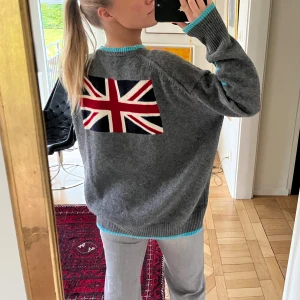 City Sweater ”London” - Så snygg tröja från Nathalie Schuterman (Chloe), nypris ca 4000- 5000kr, säljs inte längre! Jätte bra skick förutom lite noppor. 