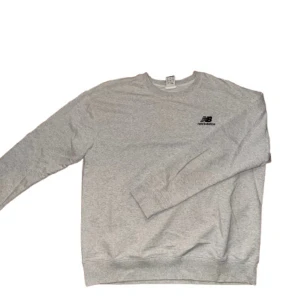Grå crewneck från New Balance - En basic tröja från New Balance. Inga defekter.