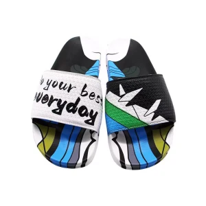 Färgglada sandaler med grafiskt tryck - Unika sandaler med breda remmar och grafiska motiv i olika färger som blått, gult, orange, svart, grönt och lila. Remmarna har coola texter och mönster, och sulan är dekorerad med färgstarka, abstrakta linjer. Tillverkade i syntetmaterial med öppen tå och platt sula.