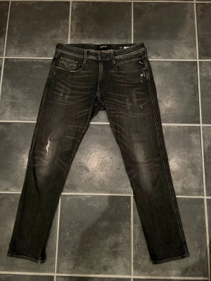 REPLAY Anbass 33/30 - REPLAY Anbass jeans strl W33 / L30 | Svarta med snygg wash och lite ”rips” | Pris 500kr, ej hugget i sten vid snabb affär | Bara att skriva vid frågor!🤠