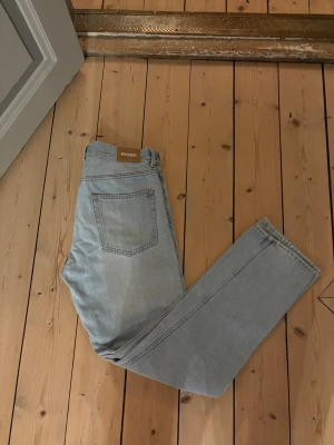 Ljusblå jeans från Weekday - Säljer ett par ljusblå jeans från Weekday storlek 30-32 