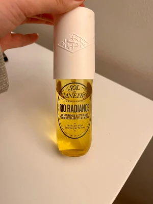 Sol de Janeiro Rio Radiance – Perfume Mist 90 ml - Superfräsch och somrig doft med solar tuberose och kokosmjölk. Perfekt till vardag, strand eller layering med andra Sol de Janeiro-produkter.✨☀️ Använt bara lite och den är fortfarande full (se bild). Köpt nyligen och det finns ingen skada på flaskan, fungerar perfekt!  En varm och solig doft som påminner om strand, sommar och solkräm!!✨