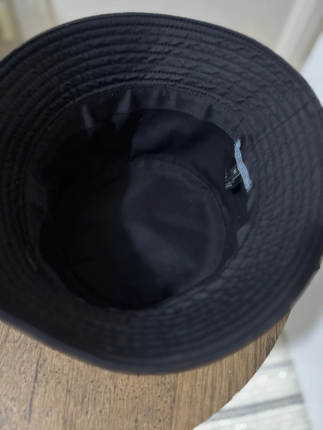 Svart bucket hat från Prada - 2