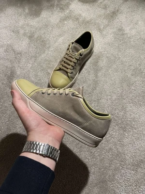 Lanvin Skor  - Säljer dessa otroligt feta Lanvin skor med Glans. 9/10 skick, riktigt fräscha.  Storlek: uk 6 40/41 Pris är diskuterbart ✅ Bara att höra av dig vid frågor! 5/5 reviews här på Plick ⭐ Fraktar samma dag 📦