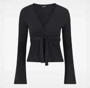  svart knyttröja - Jätte fin svart knyttröja från gina tricot. Tidigare köpt från plick och för liten nu💞