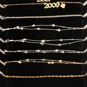 Snygga armband i guld och silver(styck pris) - Säljer flera stiliga armband i både guld och silver. Några av dem har coola detaljer som stjärnor och bokstäverSkriv för specifika bilder och pris då vissa är billigare än andra! Kontakta vid intresse av köp! 💓 ( 100kr-150kr. )