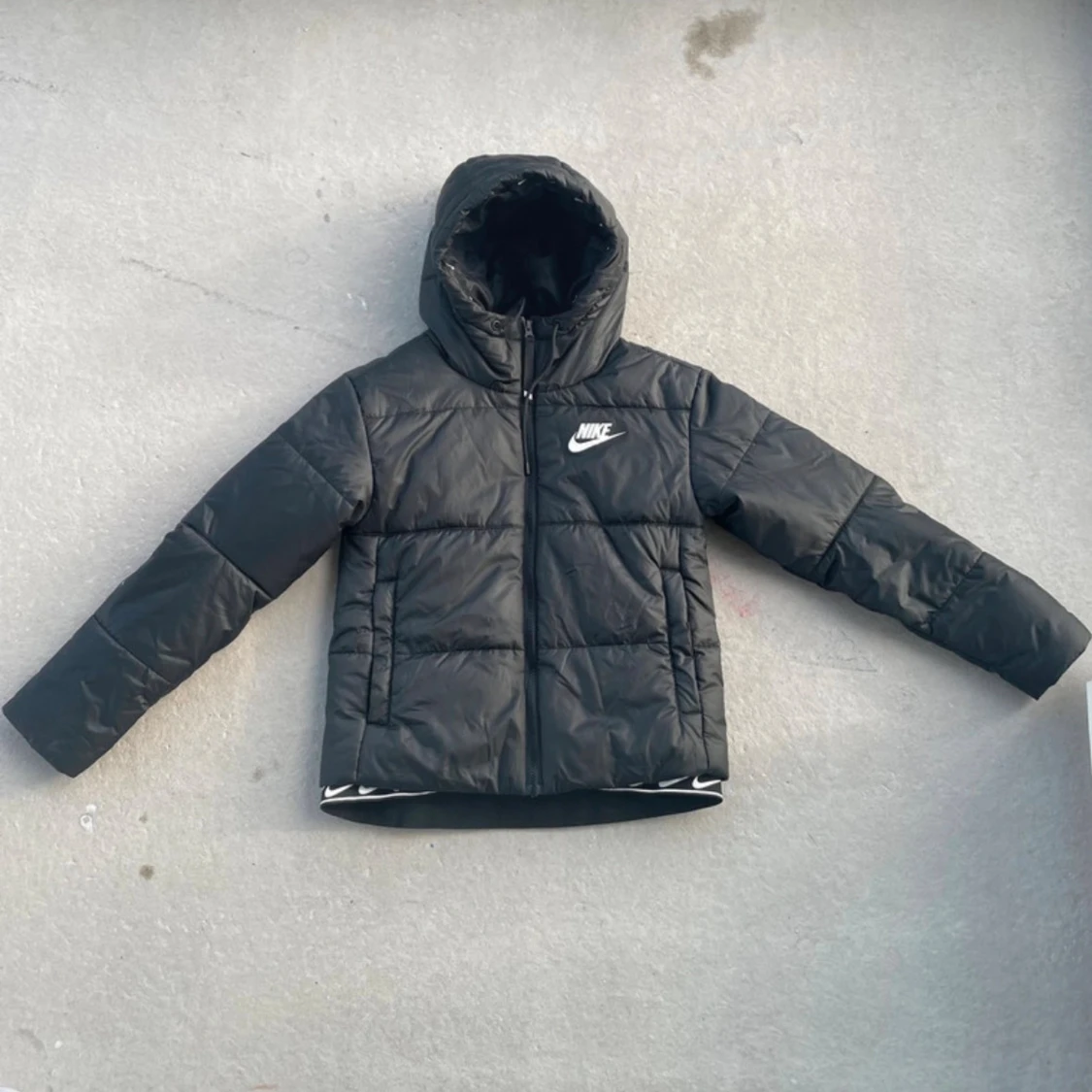 Svart pufferjacka från Nike med huva - 1