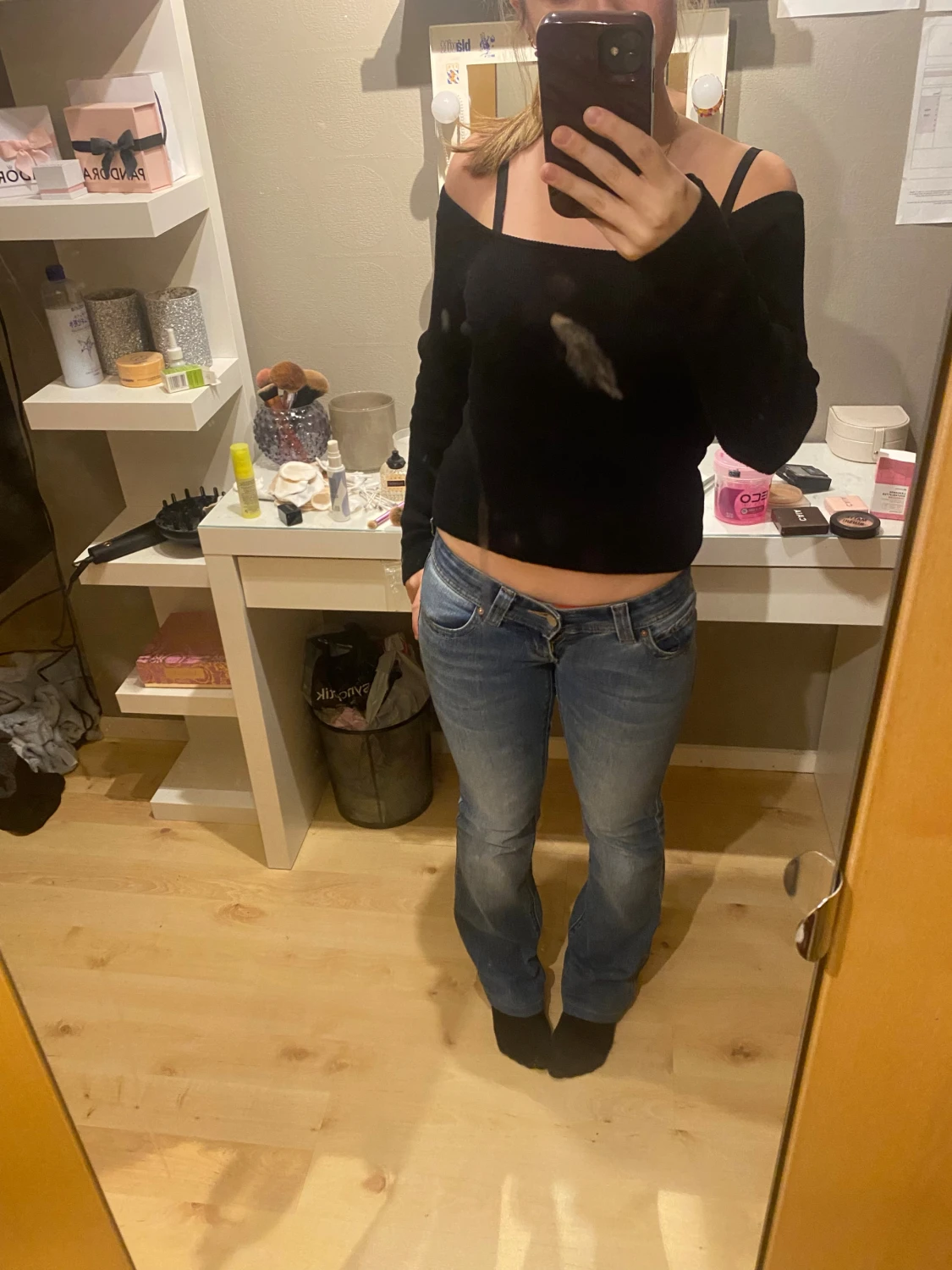 Blå bootcut jeans med låg midja