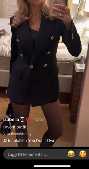 Marinblå kavaj - Säljer en ass snygg marinblå kappa som är slutsåld, säljer då jag aldrig använt den, så den är i nyskick 💕lånad bild, har du frågor eller vill ha bilder så är det bara och höra av sig💕