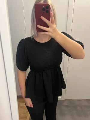 Svart topp  - Superfin topp / blus som är öppen i ryggen med knyten, helt ny ❤️❤️