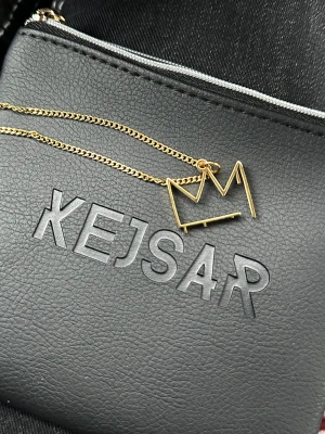 Guldigt halsband, Hov1, från Kejsar - Jag säljer ett Hov1 halsband ifrån Kejsar. Samma halsband som Dante slängde ut på konserten. Dom går ej att köpa mer. Jag säljer den därför att frakten till mig tog 4 veckor att komma så jag hann att ångra mig. INGET fel på den och den är super fin. Den som budar högst får den, start 1200kr. Frågor? Skriv till mig. 