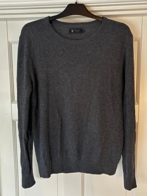 Kashmir tröja Riley - Denna eftertraktade gråa Kashmir tröjan i storlek m från Riley säljes. Det perfekta basplagget! Sitter perfekt! Grym passform och inga hål eller fläckar. 