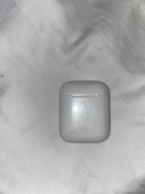 AirPods - Högra AirPod fungerar okej, man hör bra igenom men är inte super hög, vänster AirPod fungerar inte alls. Skalen funkar. Kommer inte med laddare!