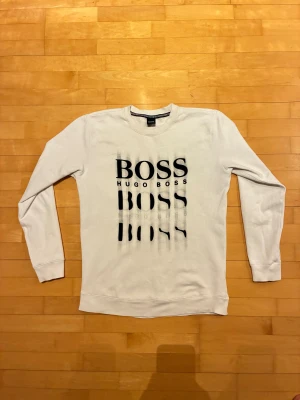 Vit Hugo Boss sweatshirt - 100% äkta, storlek L, mycket varm och ganska tjockt material (perfekt till vintern), fläckfri och i  fint skick. Köpt för 1400kr i Butik